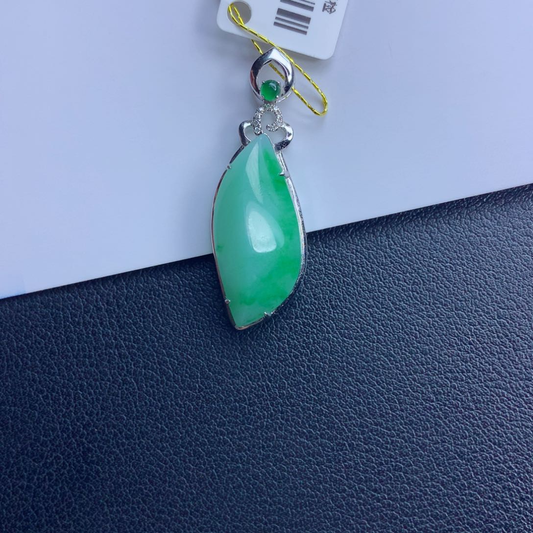 翡翠颈饰未镶嵌随行