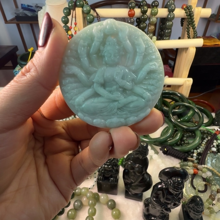 翡翠未镶嵌颈饰千手观音