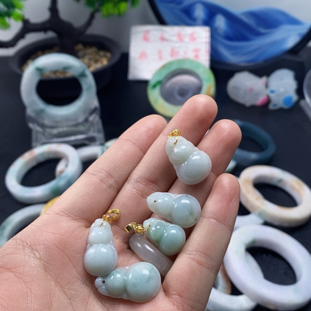 翡翠颈饰未镶嵌翡翠吊坠多样性发一