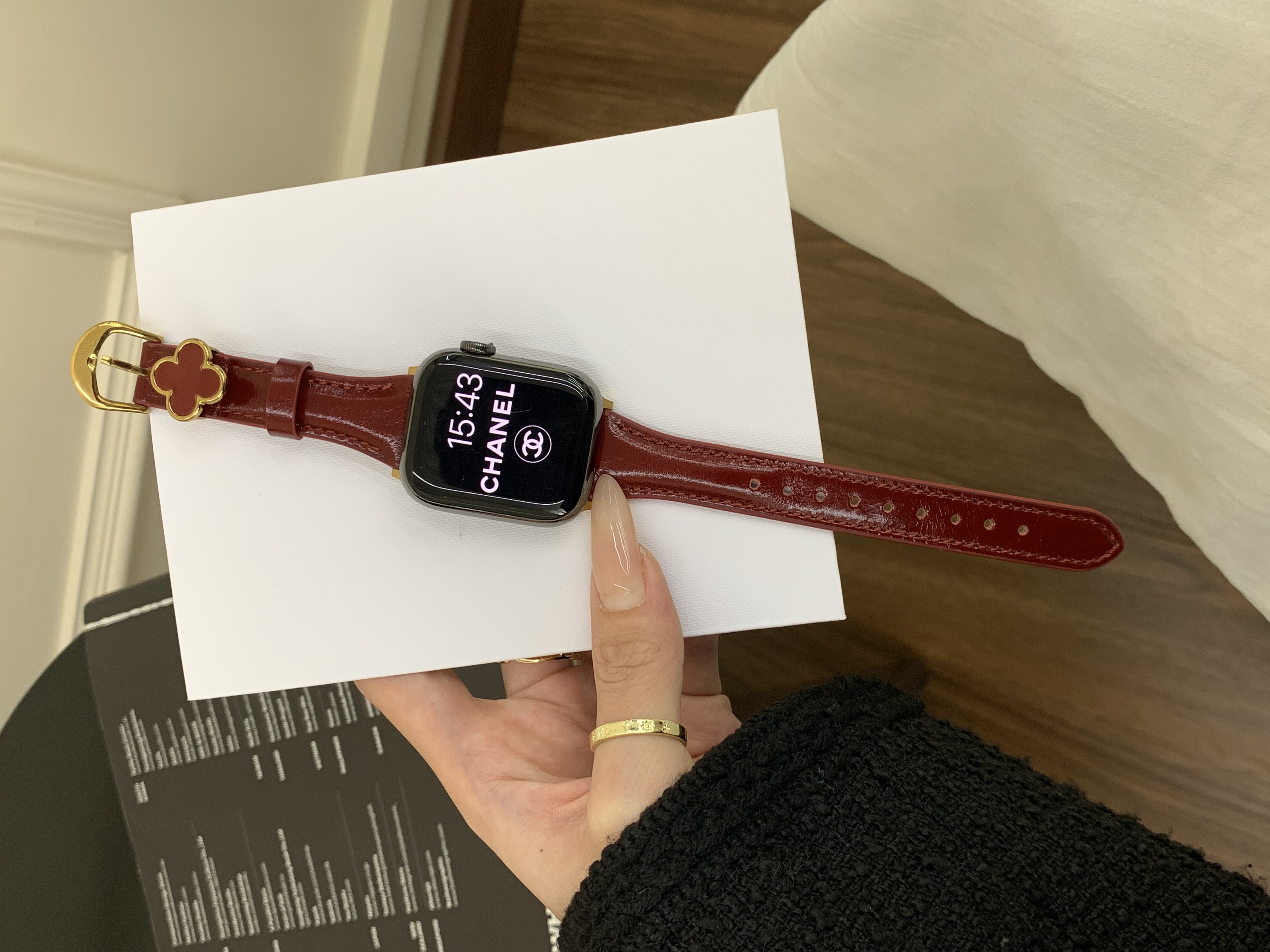 新款叶草扣牛皮表带苹果真皮适用watchS11/S10表带iwatch9高级感