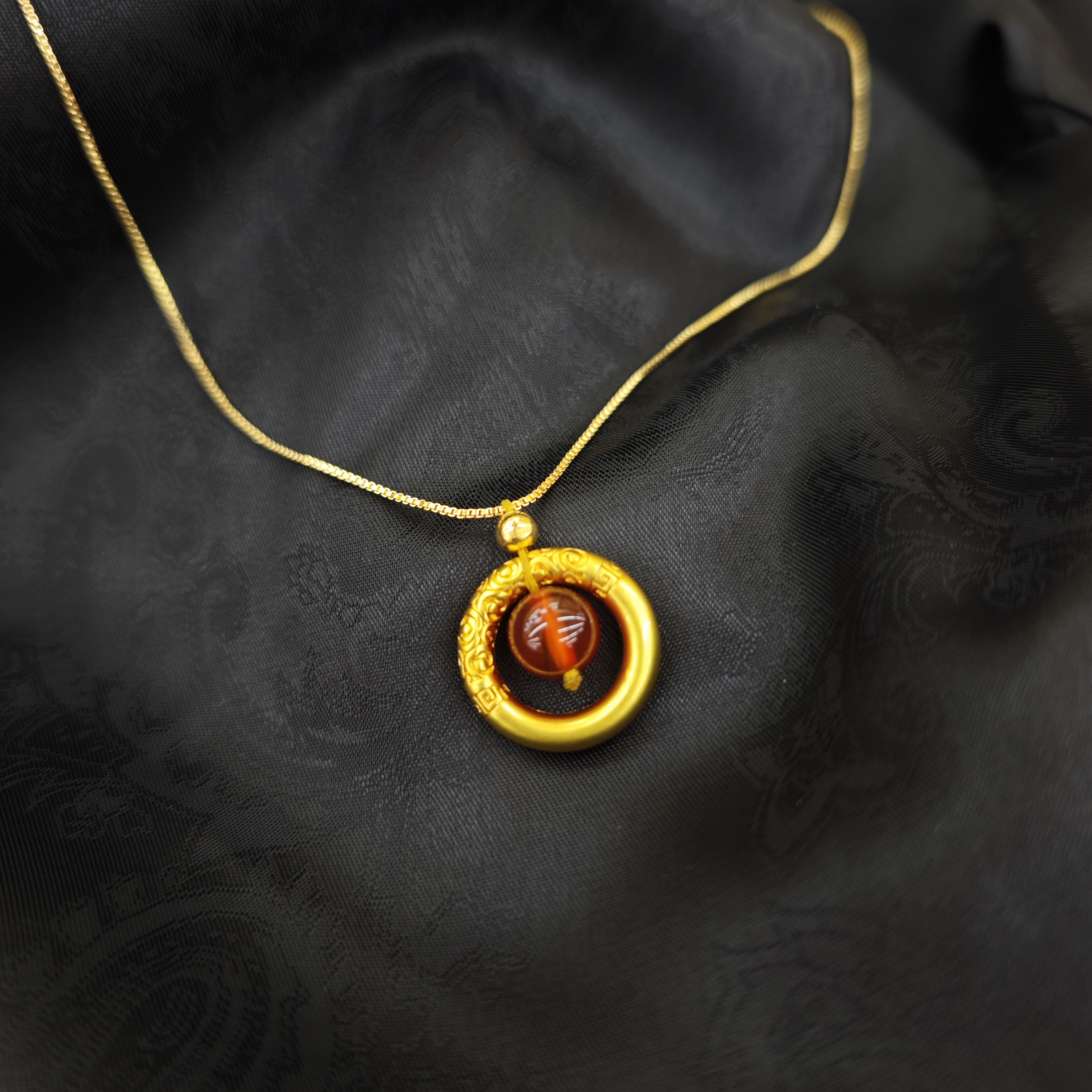 【陆总甄选.】光面黄金金珠相思豆红玛瑙甜甜圈吊坠【YPN733】