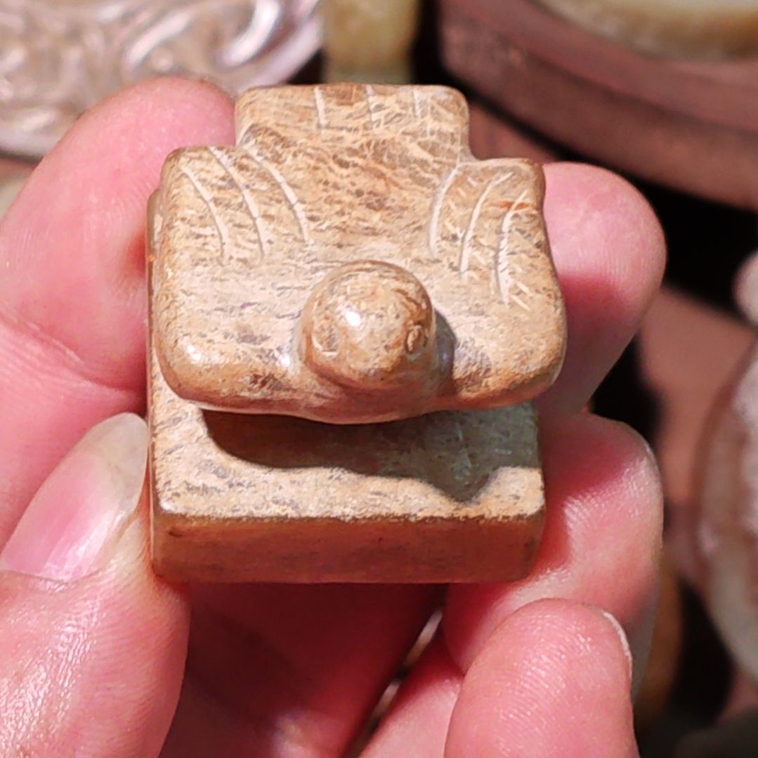 明***性和田玉（糖玉）未镶嵌颈饰