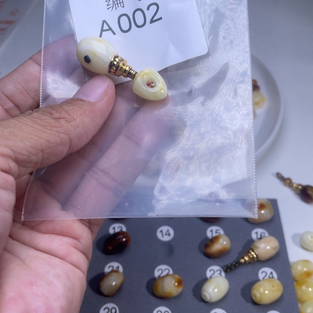 马***犁琥珀未镶嵌裸石蜜蜡