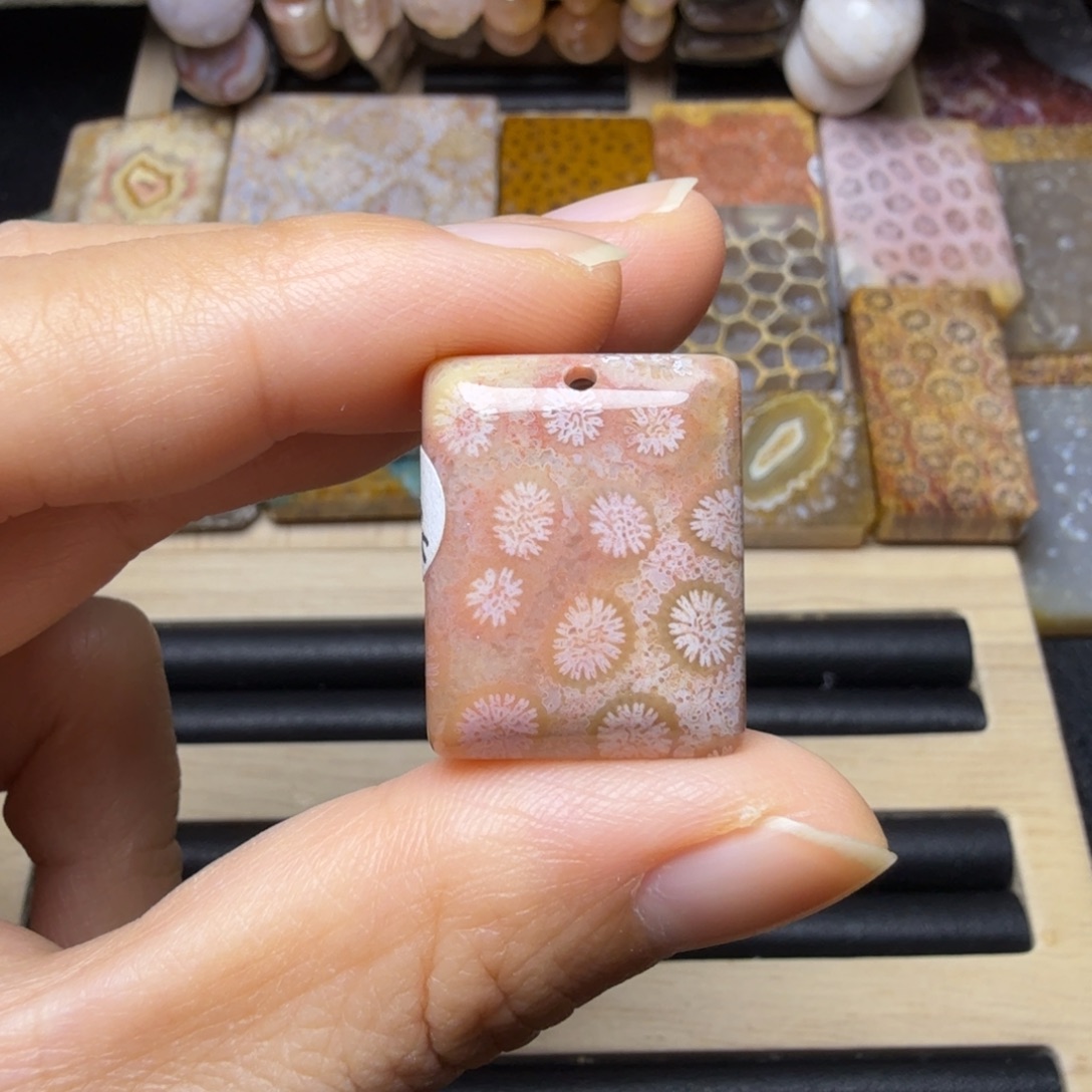 硅化玉未镶嵌玉透 红粉花