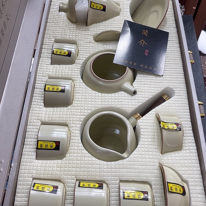 孤品茶具套装等。        