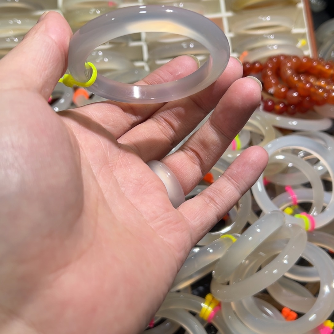 玛瑙/玉髓未镶嵌手镯55圈微瑕4.6