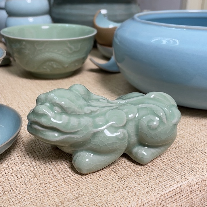 摆件豆绿貔貅微瑕蝉翼纹