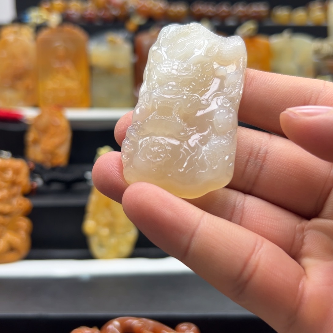 未镶嵌石英质玉（黄龙玉）多样性发货，发其一
