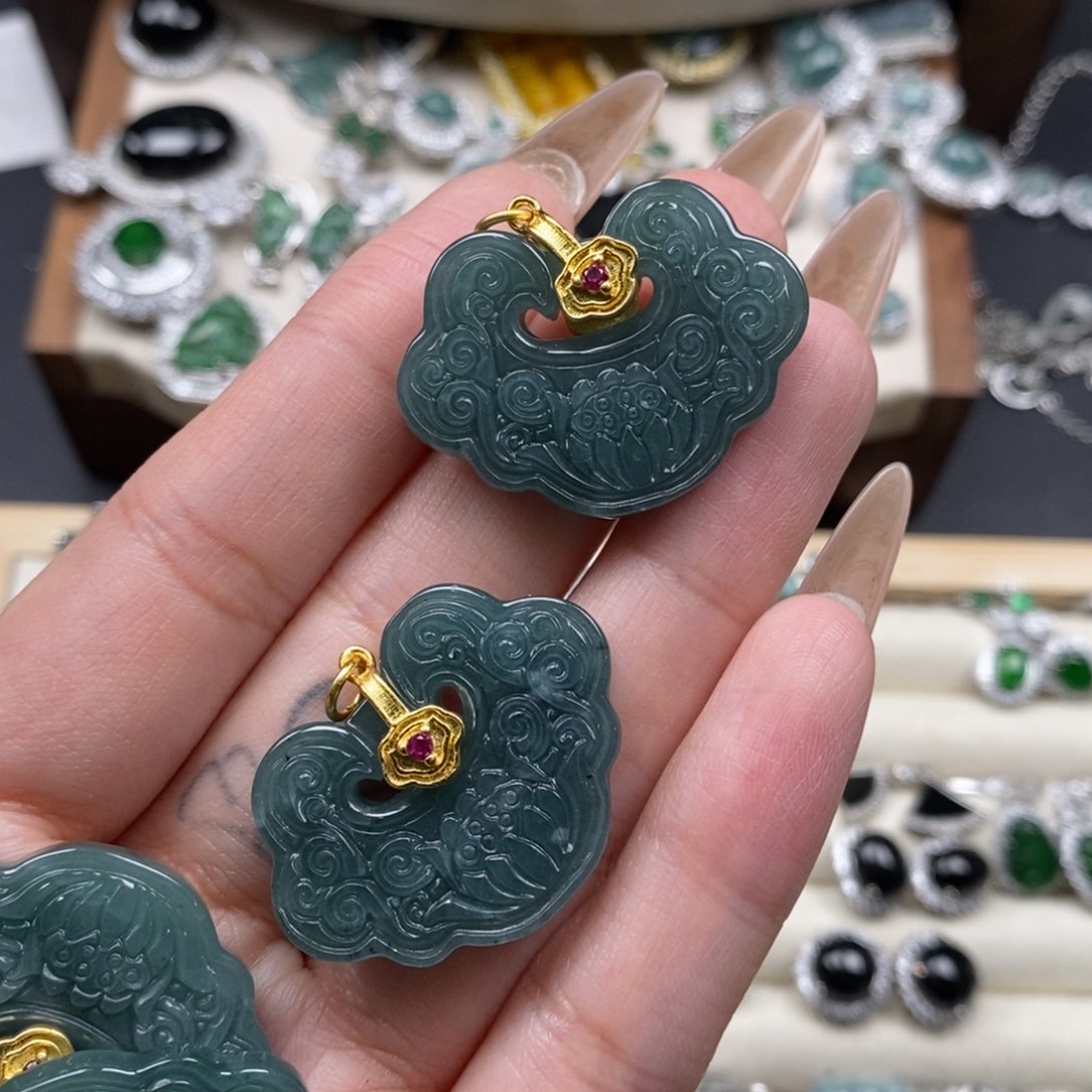 翡翠颈饰未镶嵌翡翠