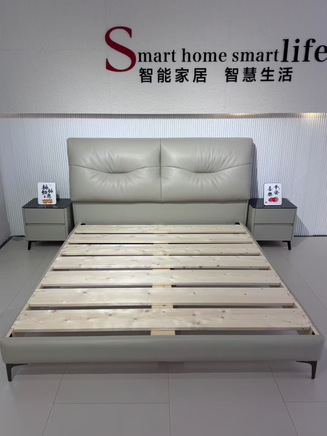 创意微笑款意式轻奢型半青级头层牛皮软床双人主卧大床
