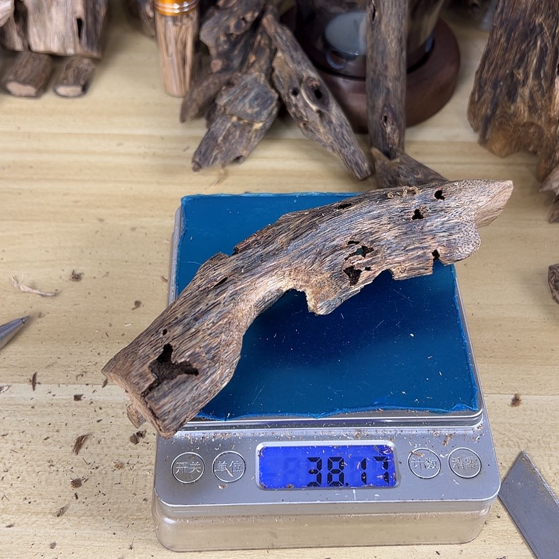 香料绿奇楠虫漏38克蓝宝石