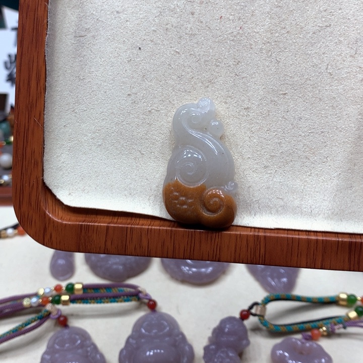 石英质玉合金颈饰