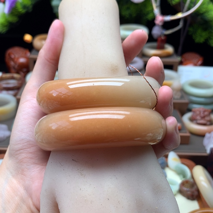 爱***露石英岩玉手镯合金158