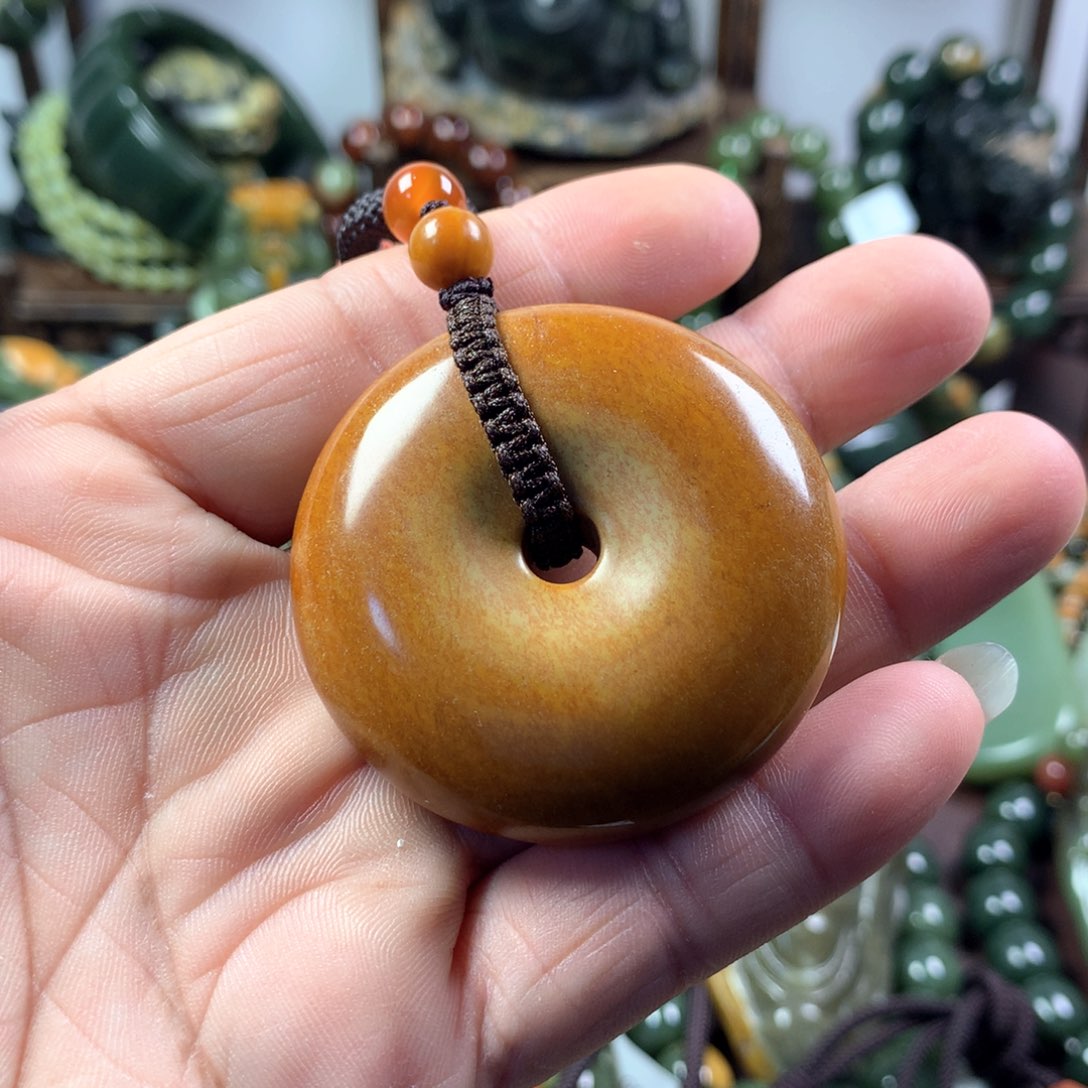 透闪石质玉挂件未镶嵌