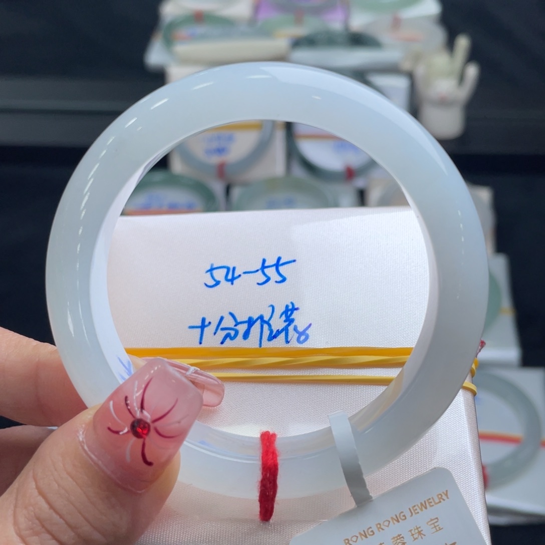 翡翠手镯未镶嵌翡翠手镯