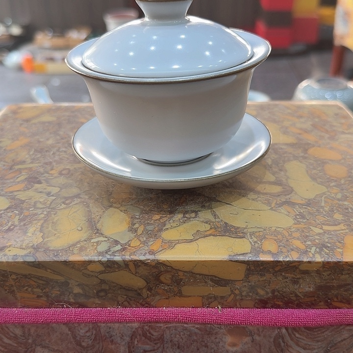 官汝瓷盖碗一个，瓷。品茗赏