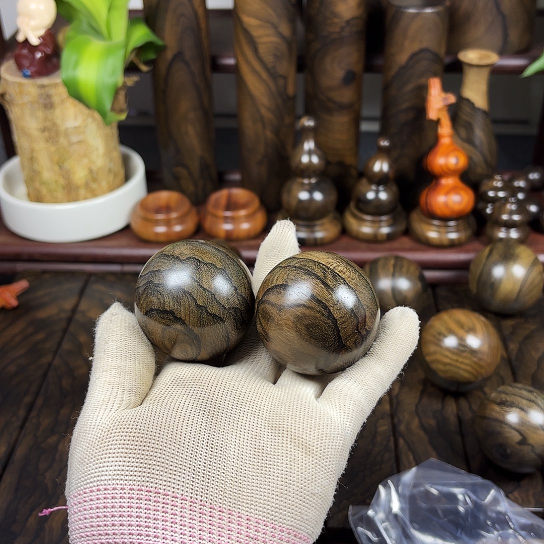 阳***赵破布木（黑柿木）手球两个