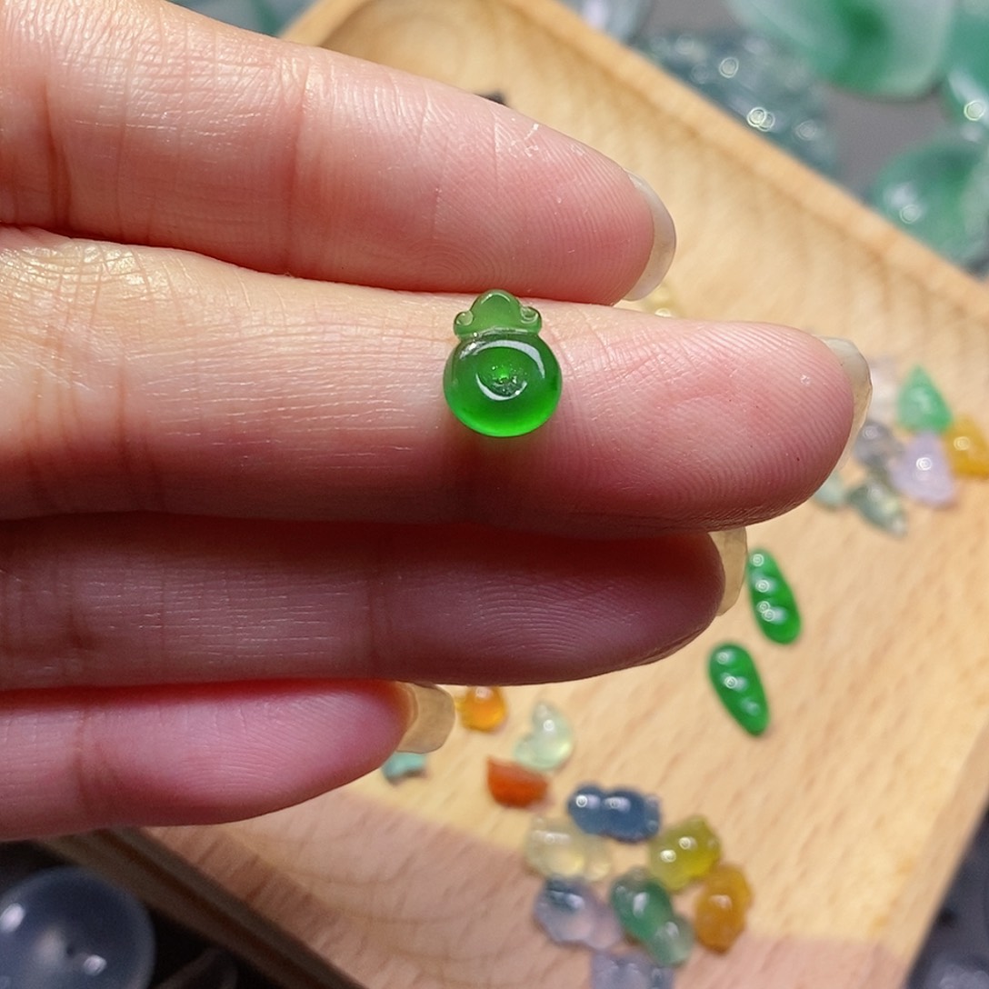 翡翠颈饰未镶嵌大****板翡翠