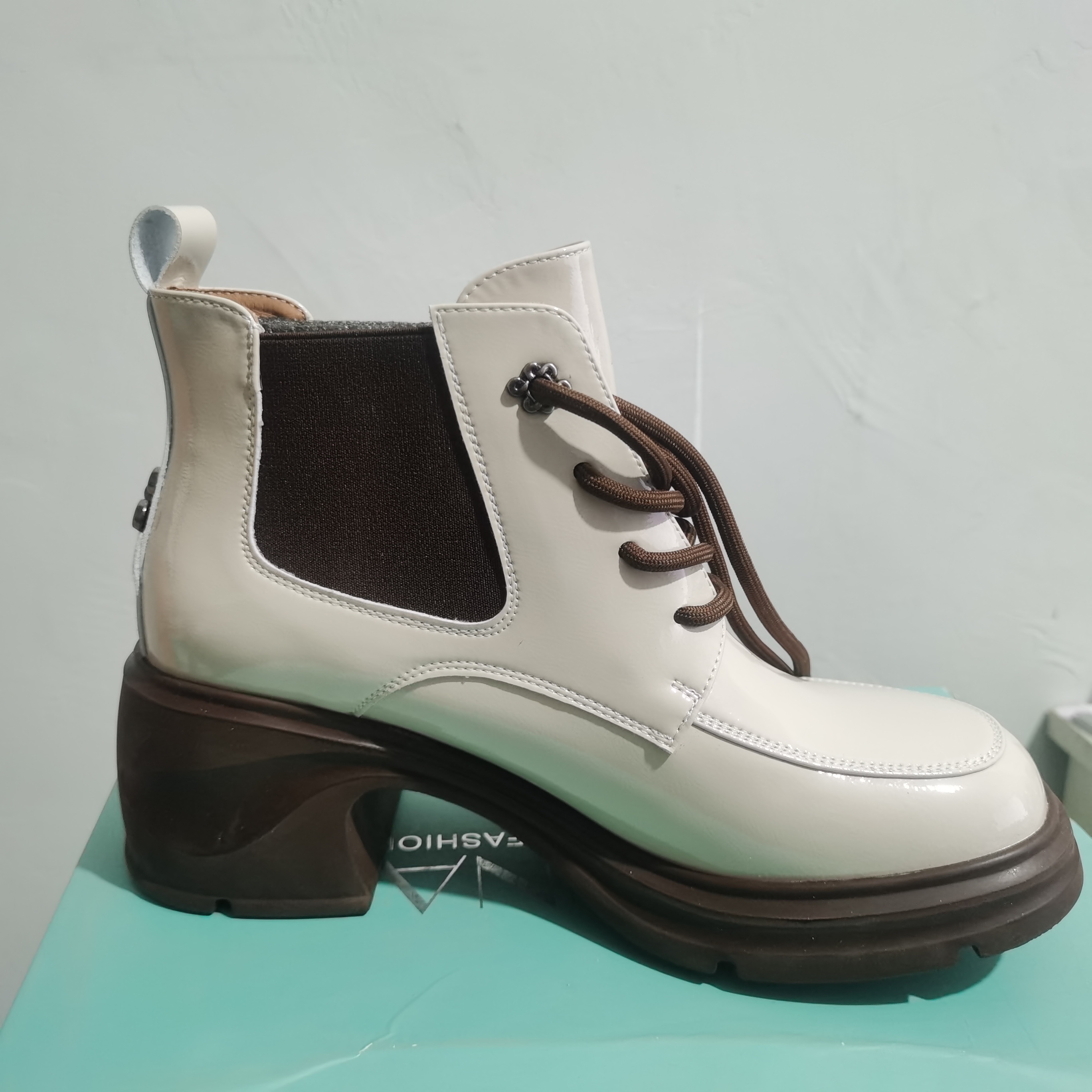 漆皮英伦风短靴7D3583