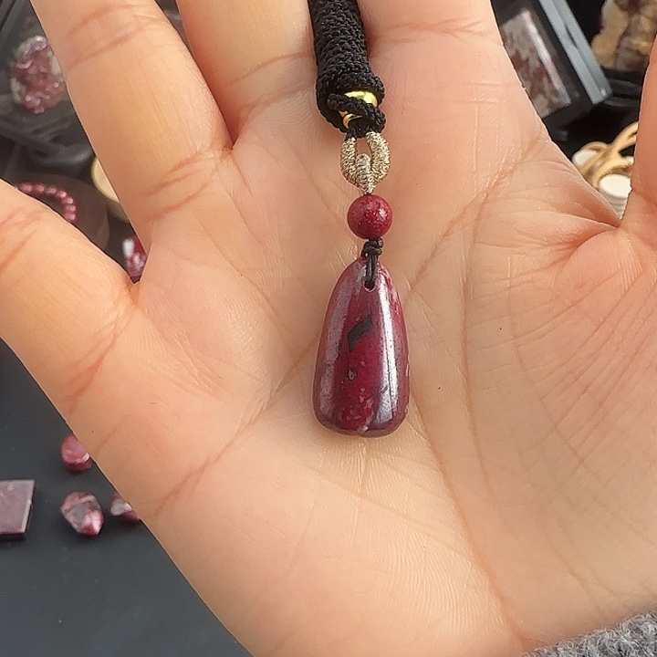 天然辰砂天然朱砂原矿水滴吊坠