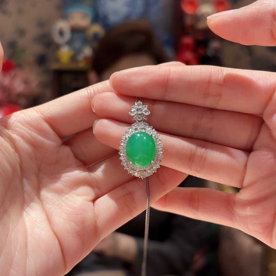 翡翠吊坠(赠链)18K金镶嵌吊坠