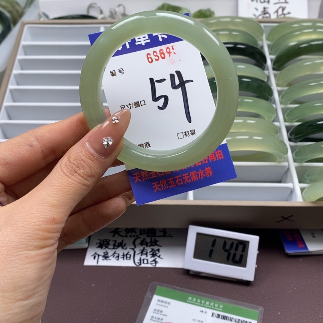 蛇纹石玉手镯未镶嵌