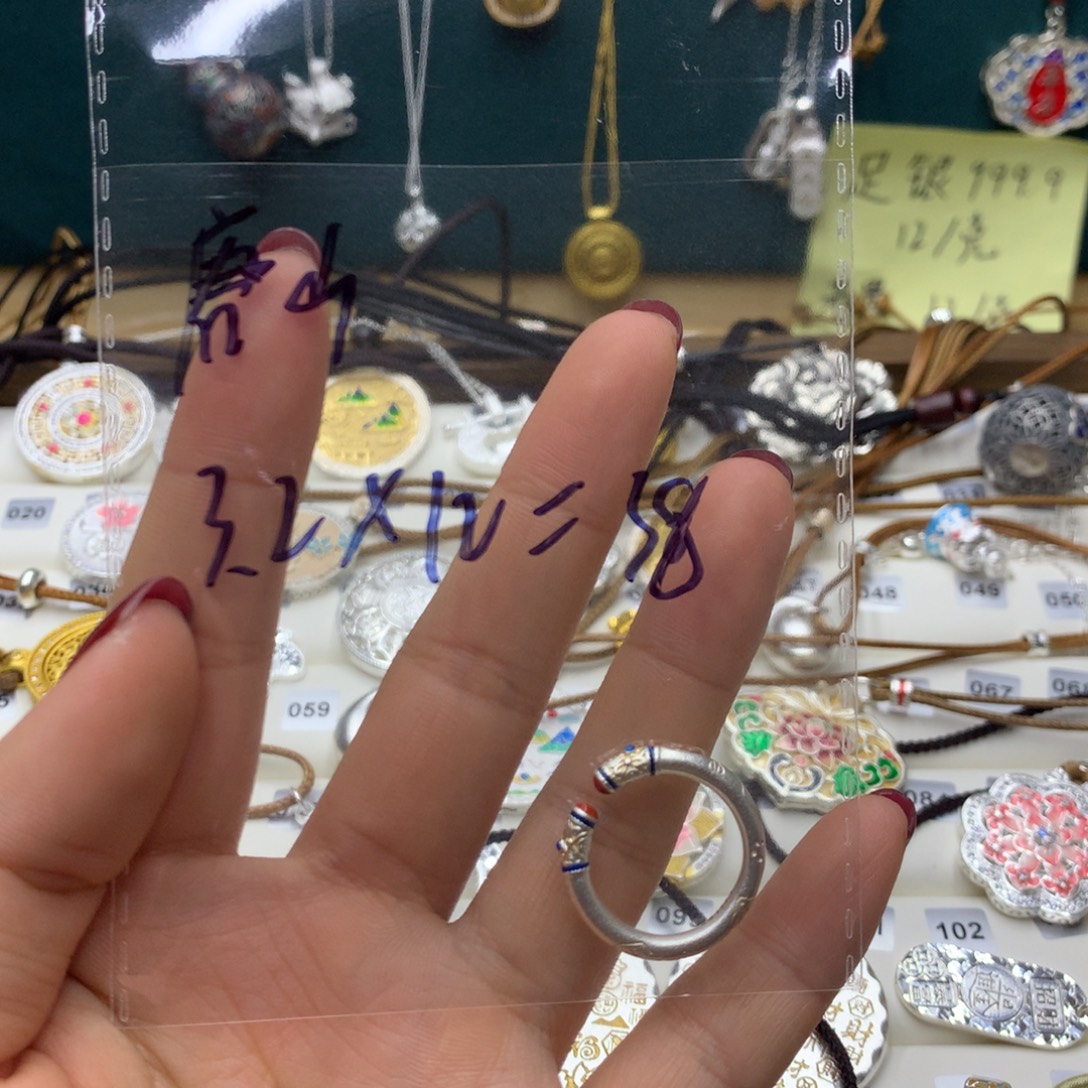 足银直播间选款银饰品