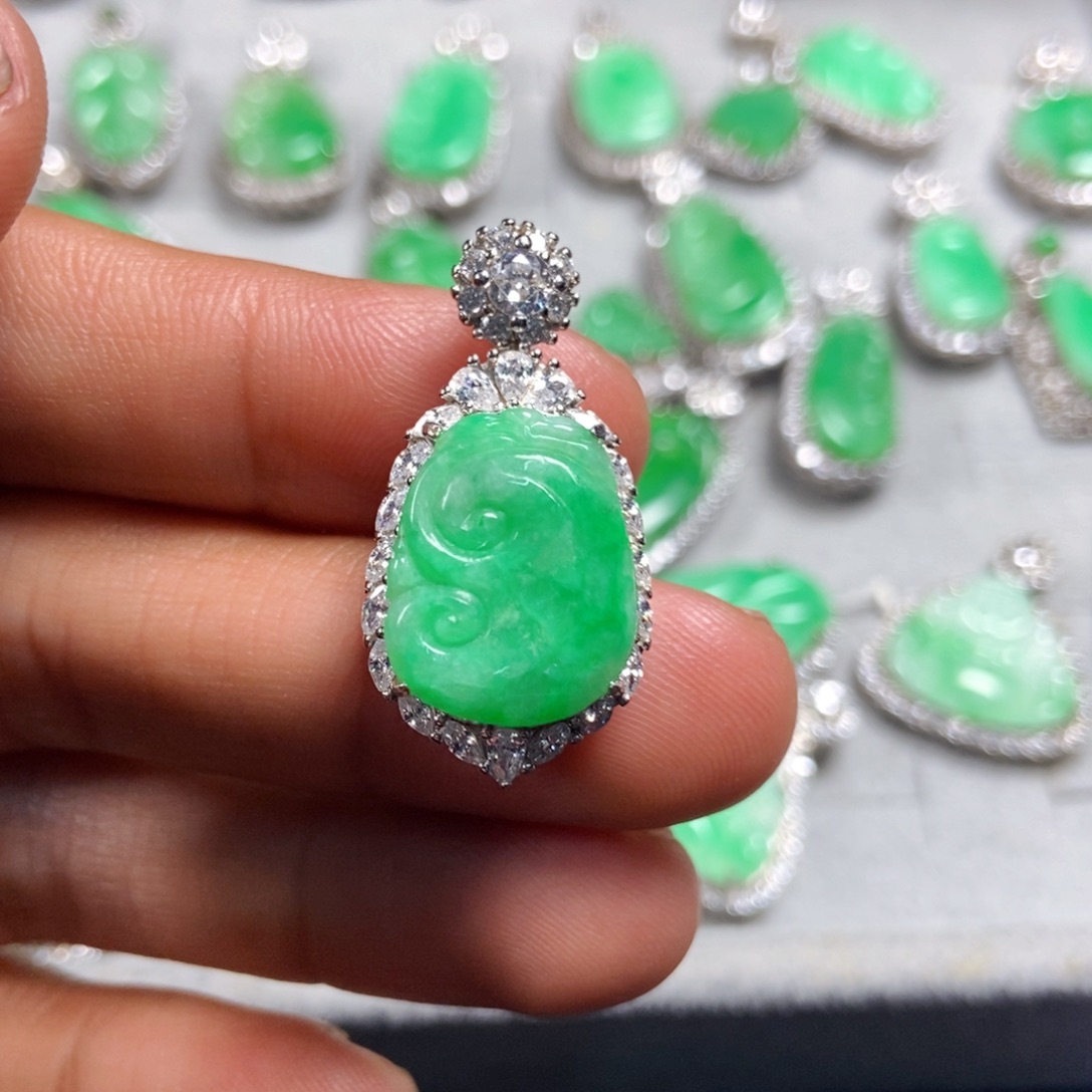 翡翠未镶嵌颈饰如意