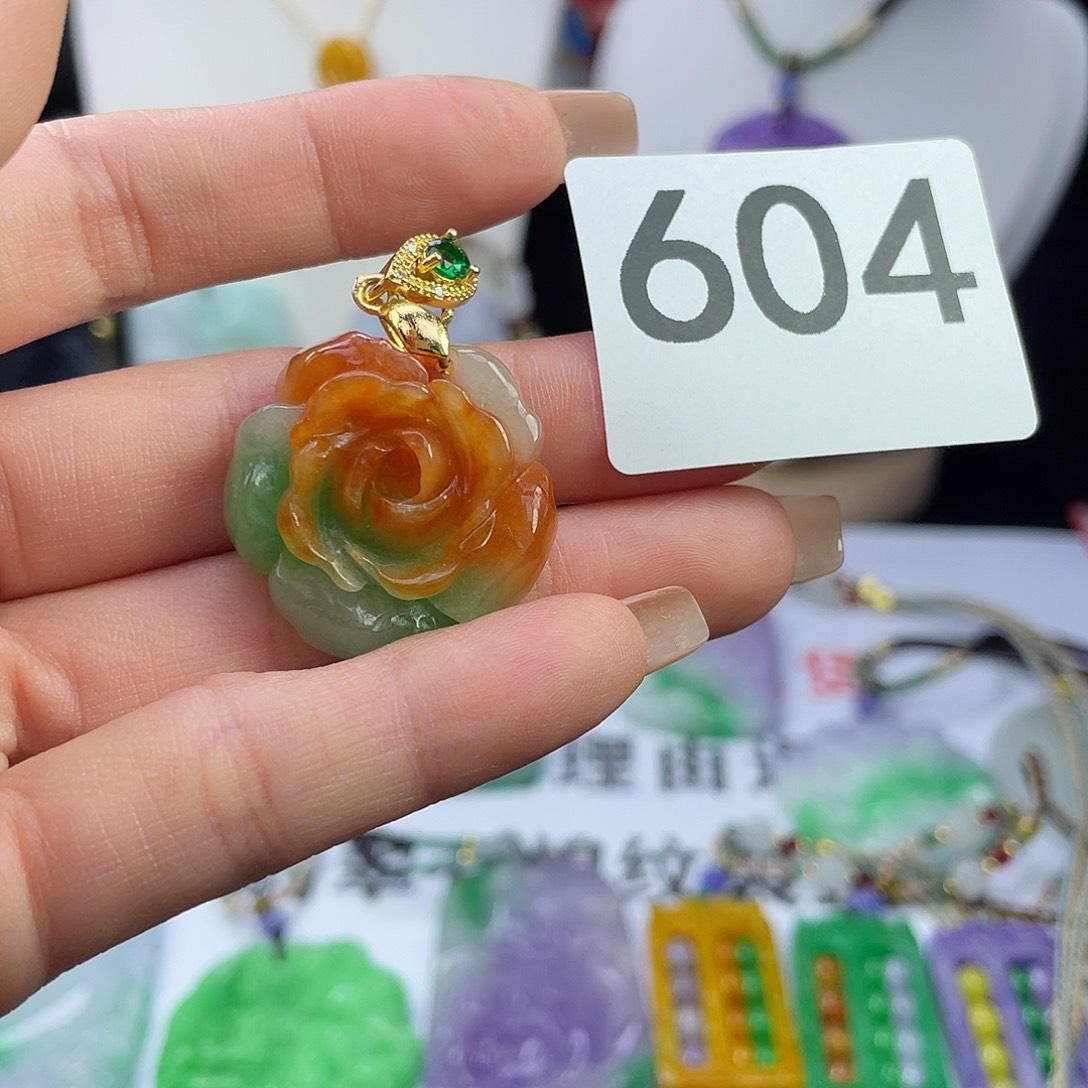 翡翠未镶嵌吊坠(赠链)