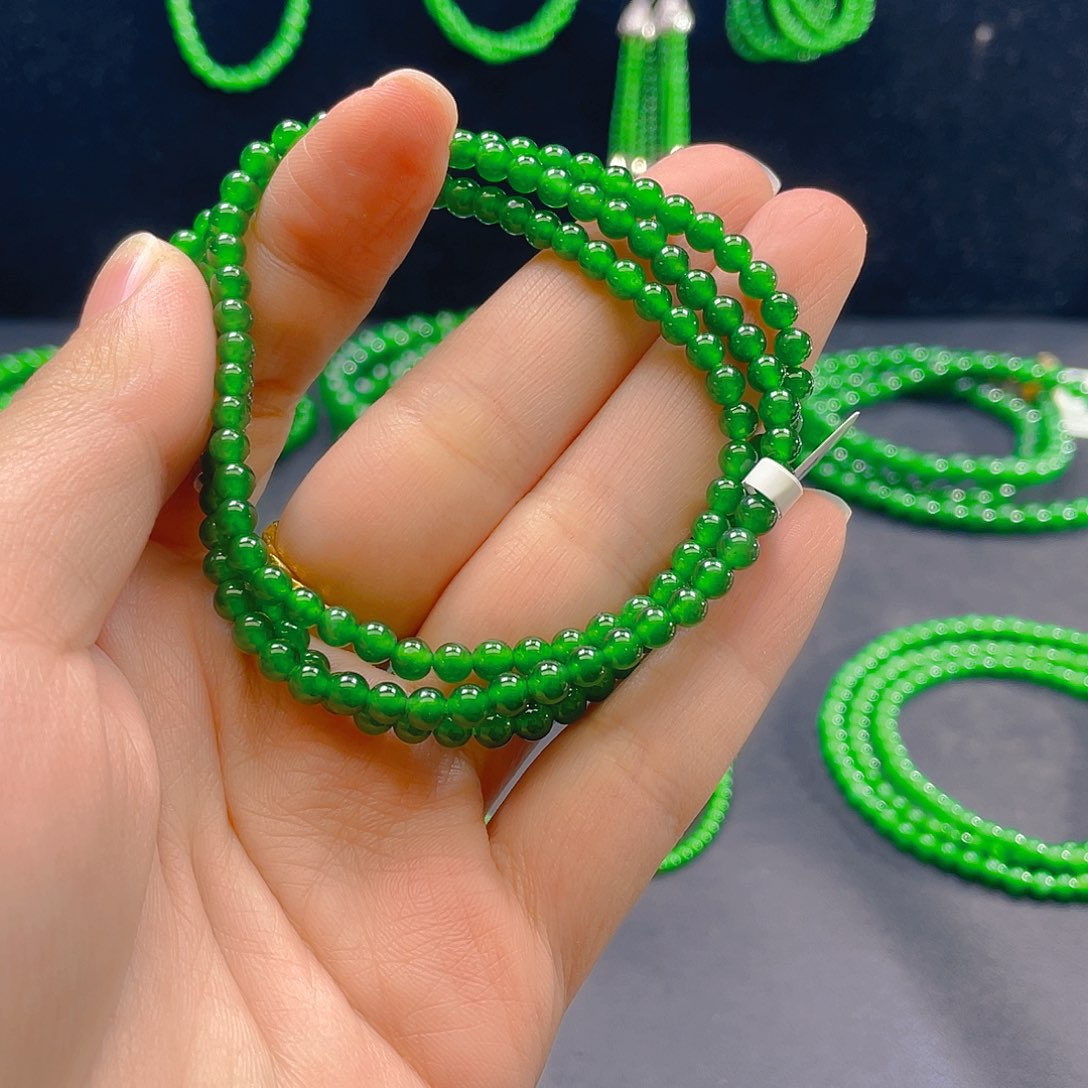 翡翠未镶嵌颈饰    