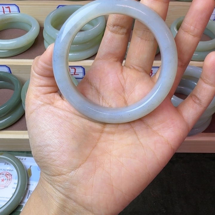 一****和田玉（糖玉）未镶嵌手镯