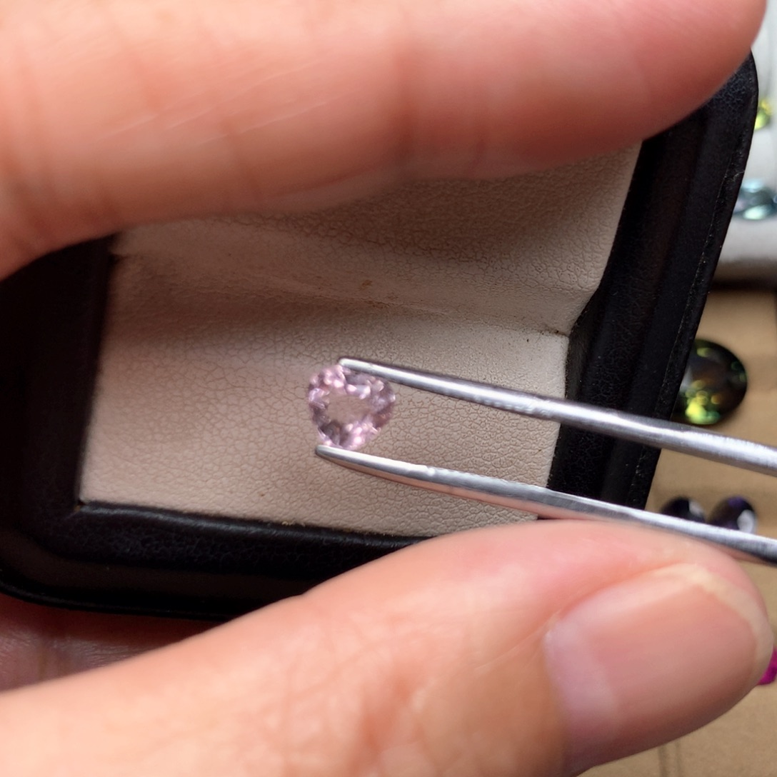 碧玺裸石一粒未镶嵌