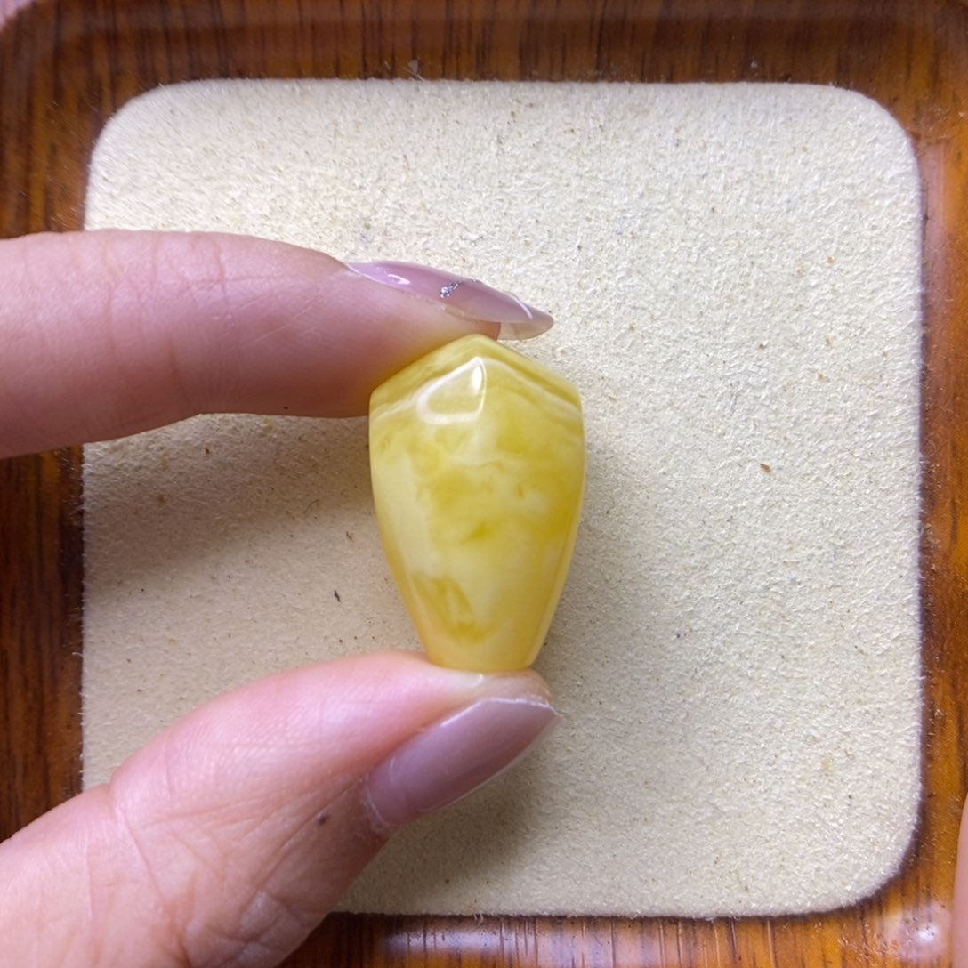 琥珀颈饰未镶嵌似****来敏