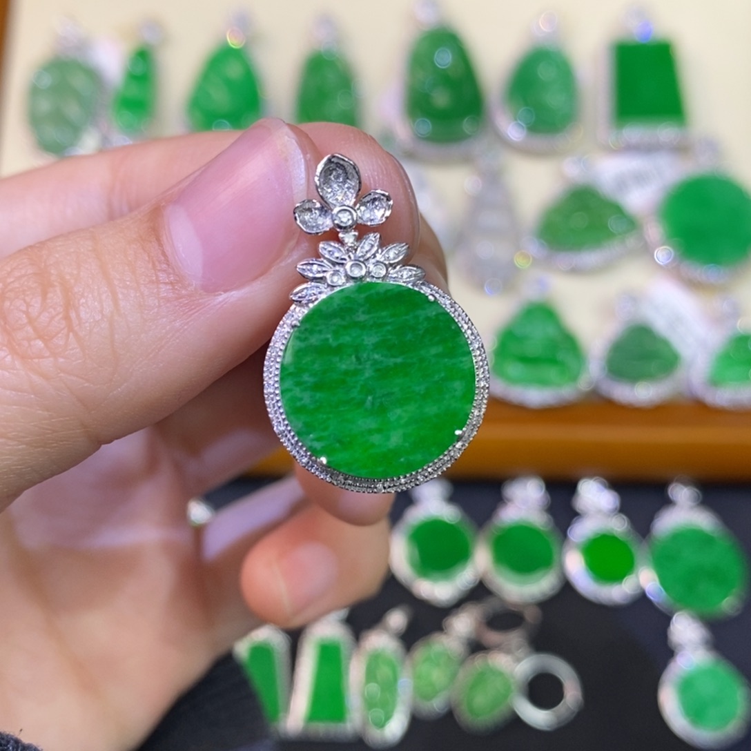 翡翠吊坠(不含链)18K金镶嵌