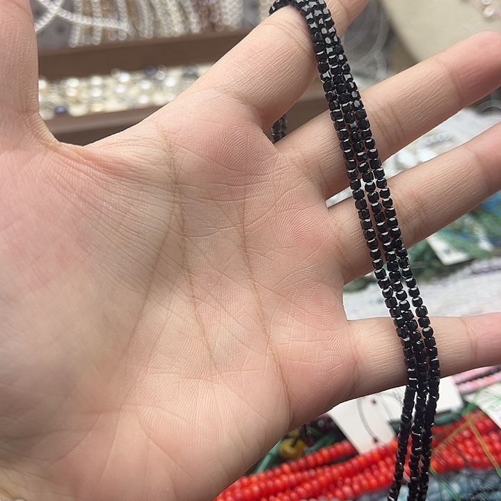 玛瑙/玉髓未镶嵌珠宝半成品一条2/2mm左右黑尖晶方糖