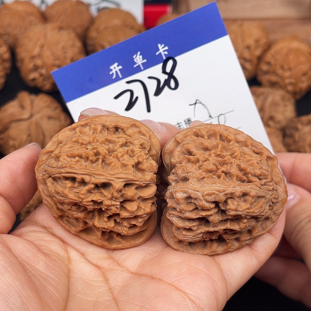 文玩核桃吊坠南疆石44尺。 2728