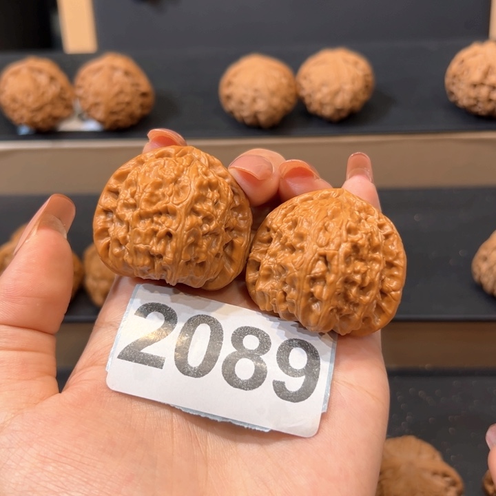吊坠桃核白狮子文玩核桃