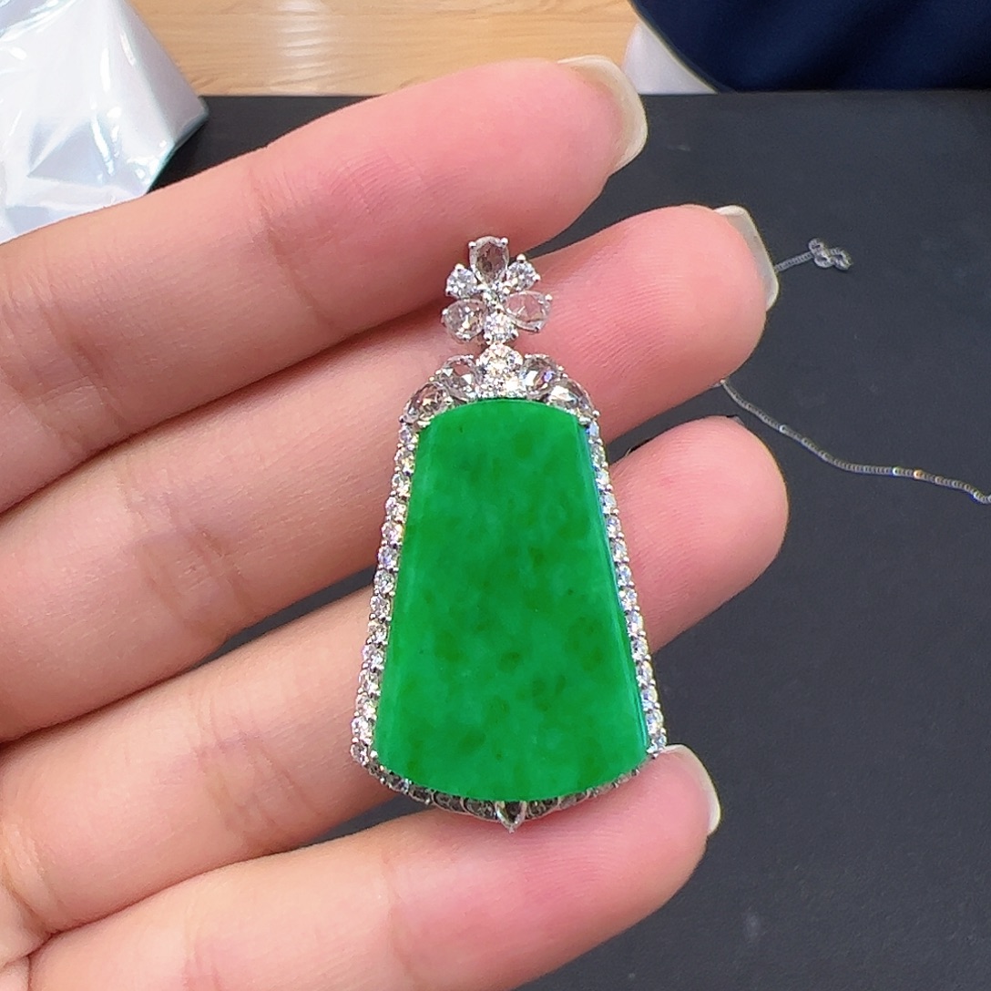 颈饰18K金镶嵌翡翠无事牌