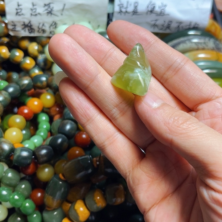 蛇纹石玉颈饰合金