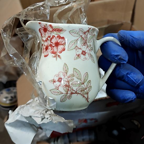 摆件盘子碗茶壶啥都有