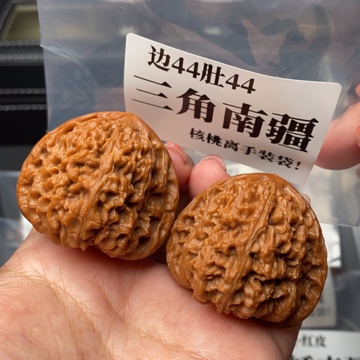 文玩核桃把件44三角疆53克