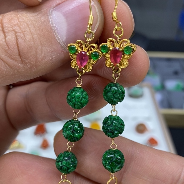 翡翠颈饰未镶嵌耳饰