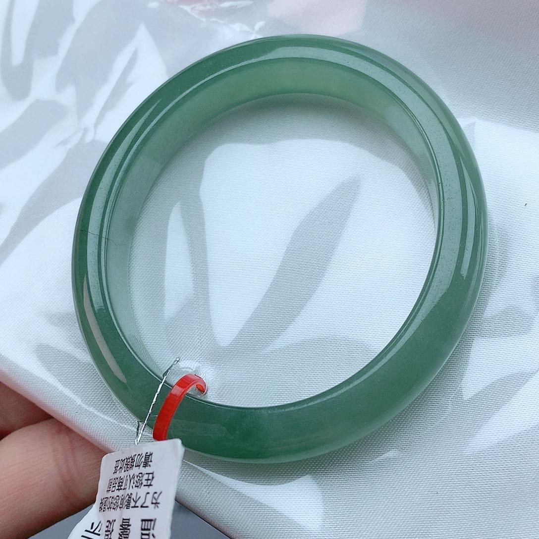 翡翠手镯未镶嵌56贵