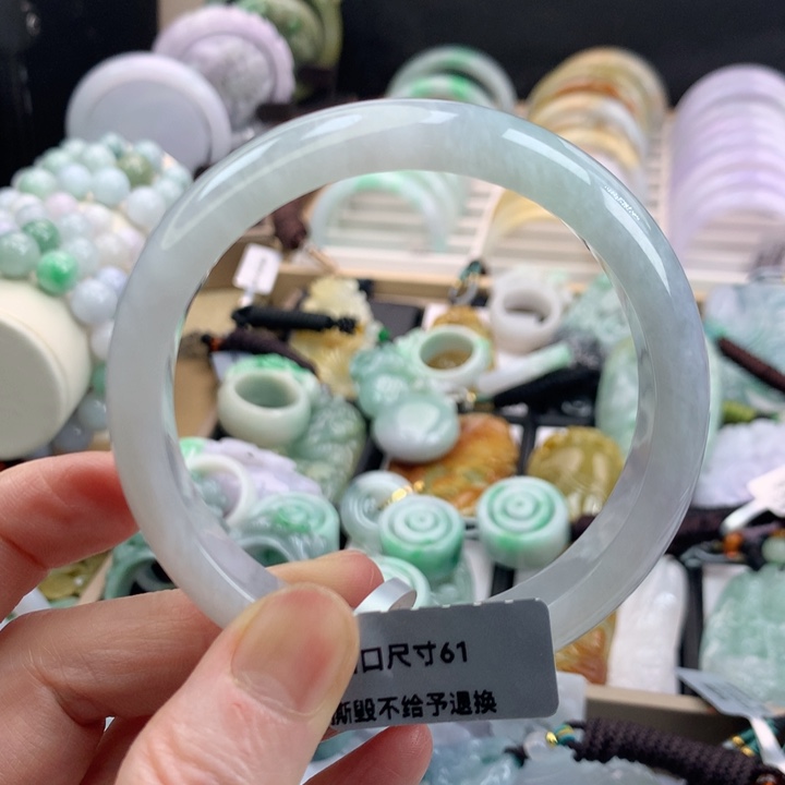 翡翠手镯未镶嵌吊坠