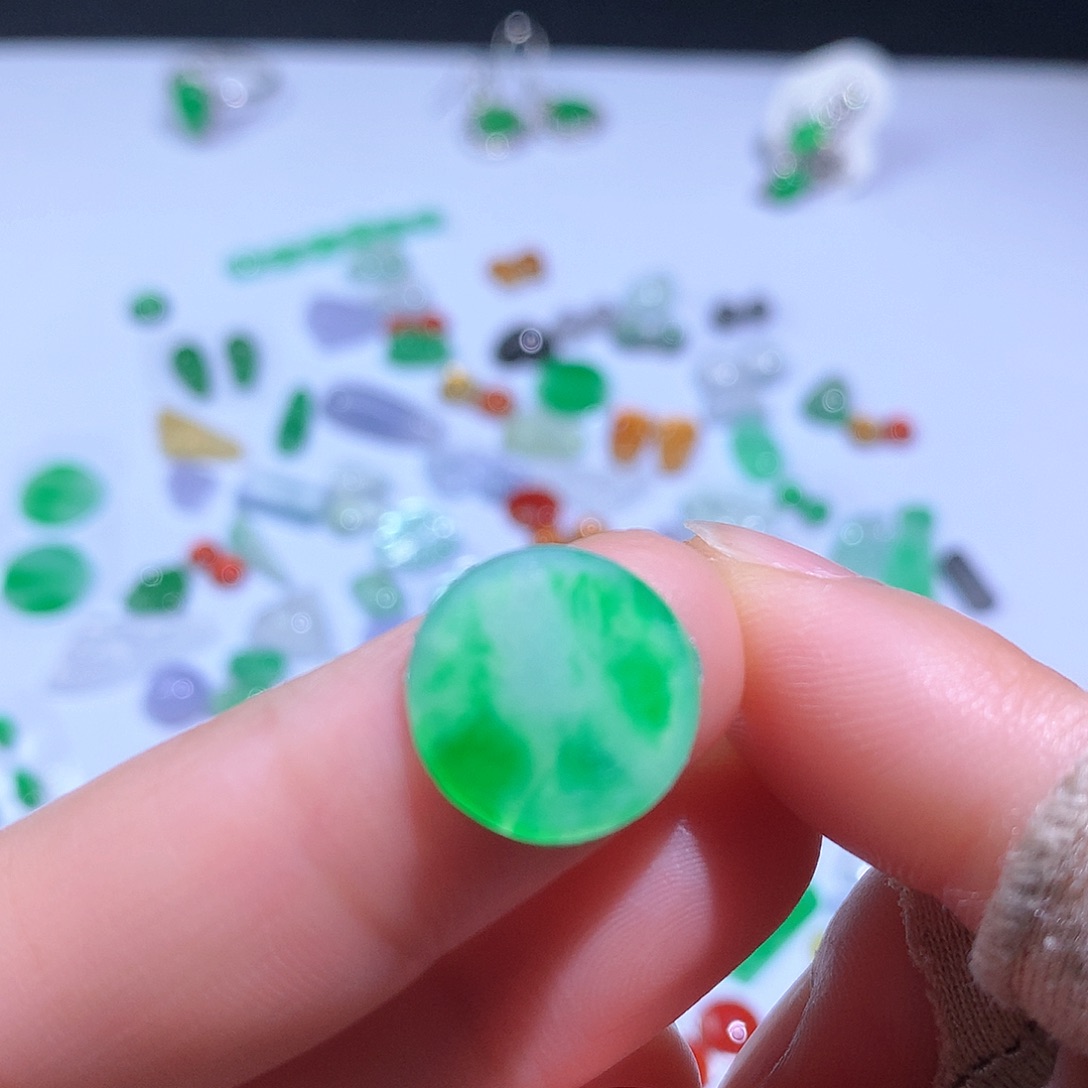 翡翠未镶嵌颈饰无事