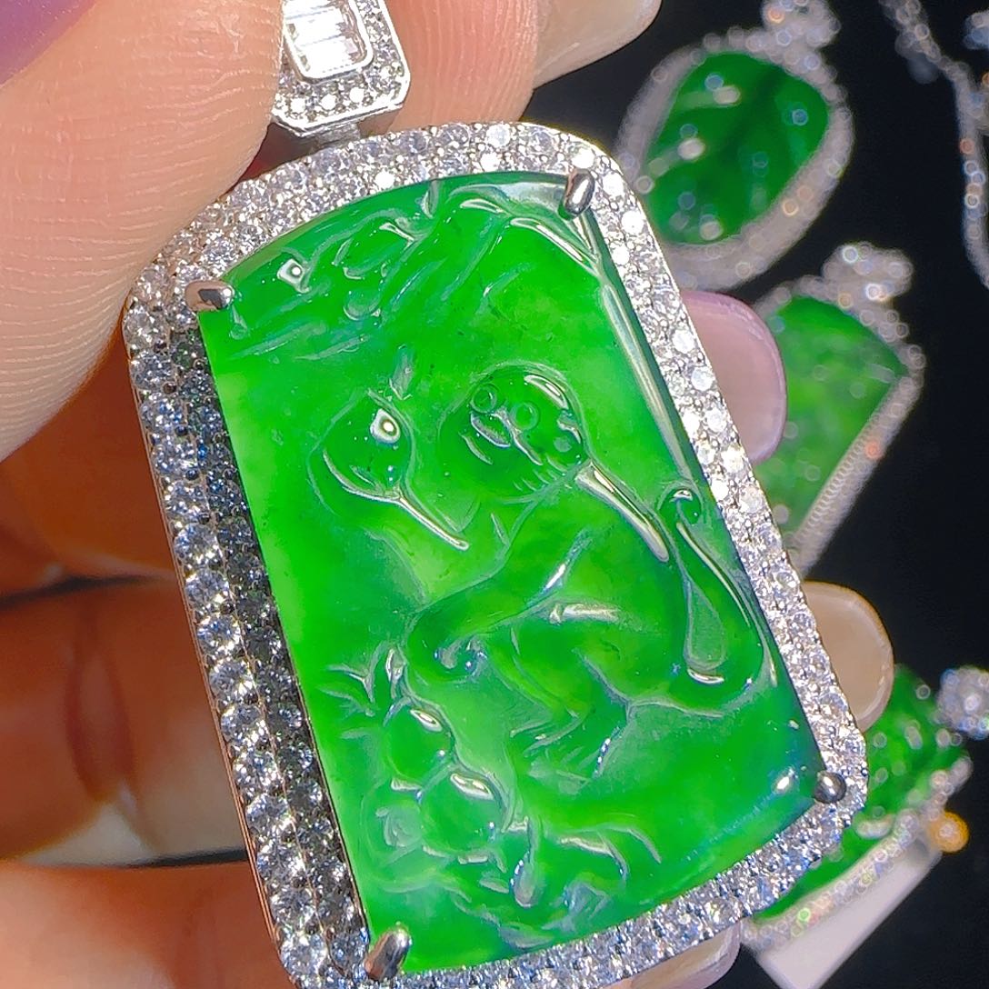 翡翠吊坠(赠链)未镶嵌