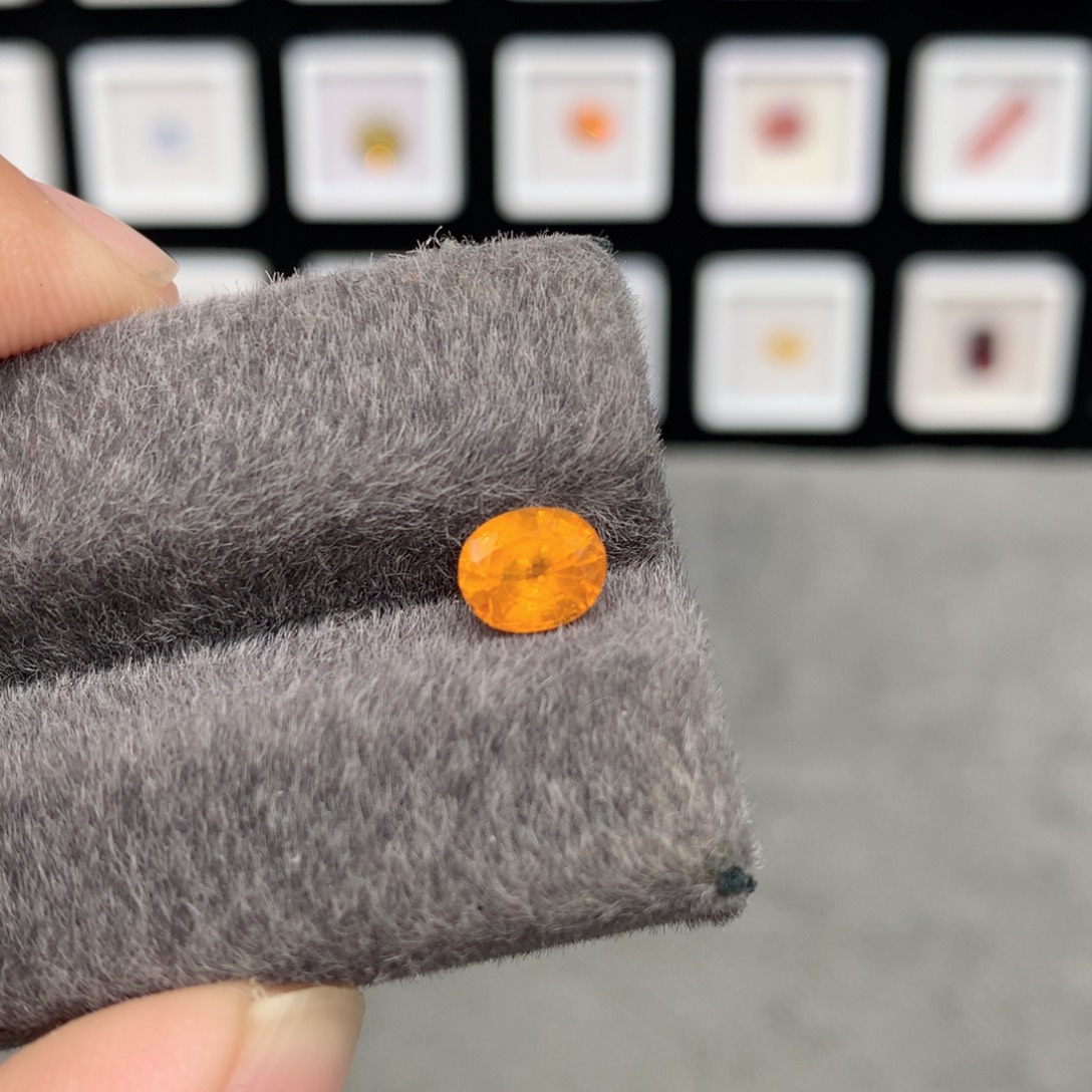 未镶嵌裸石石榴石（芬达石）1.41克拉