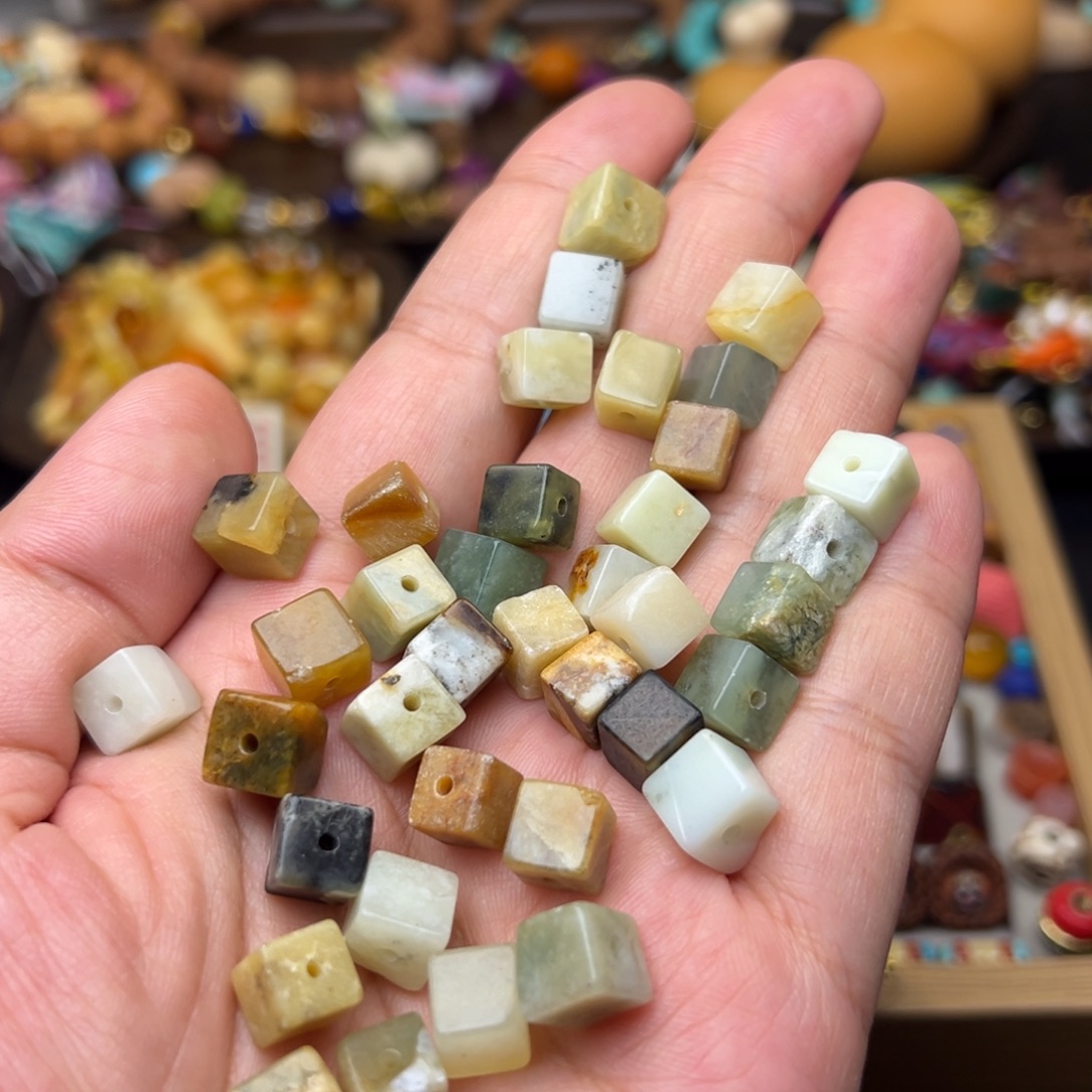 岫玉未镶嵌7-8mm方糖发两颗