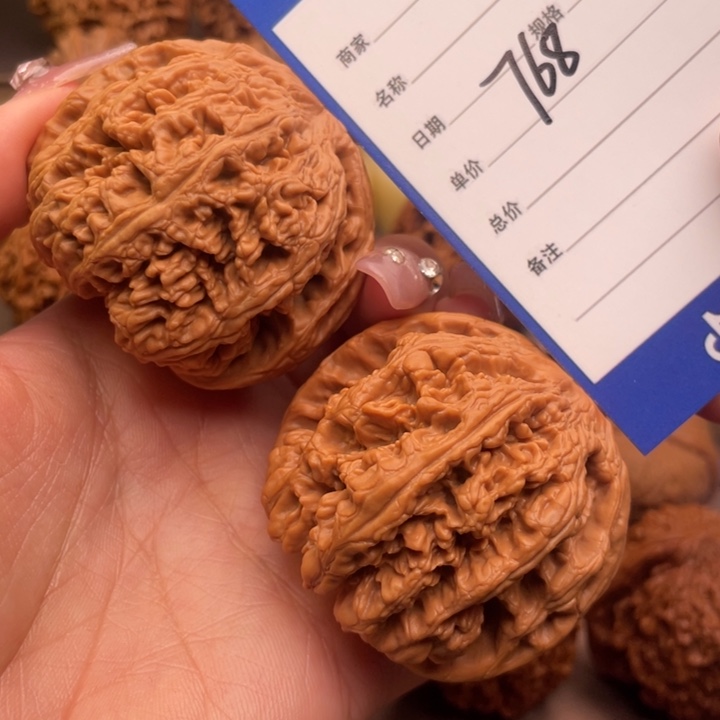 文玩核桃吊坠?****茶768号49.5粗筋
