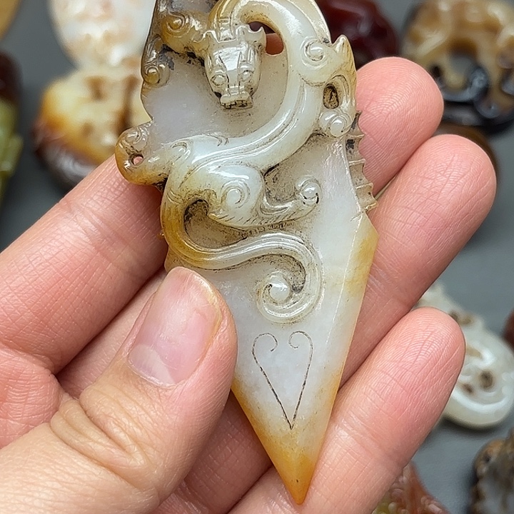 上***水和田玉未镶嵌颈饰